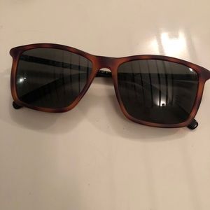 Tortoiseshell square sunglasses with black sides